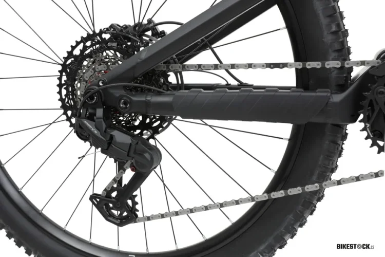 APACHE Eagle 3 Avinox 800 Wh černá