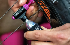 bombičková hustilka MUC-OFF MTB Inflator Kit - sada pro hustění MTB kol