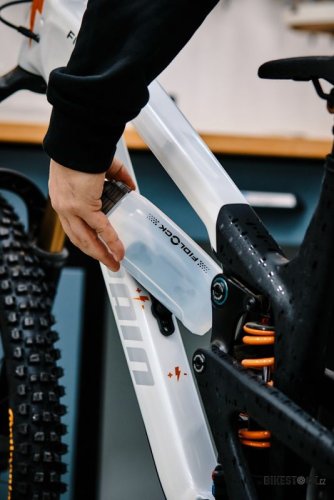 základna na lahev FIDLOCK Twist pro leváky